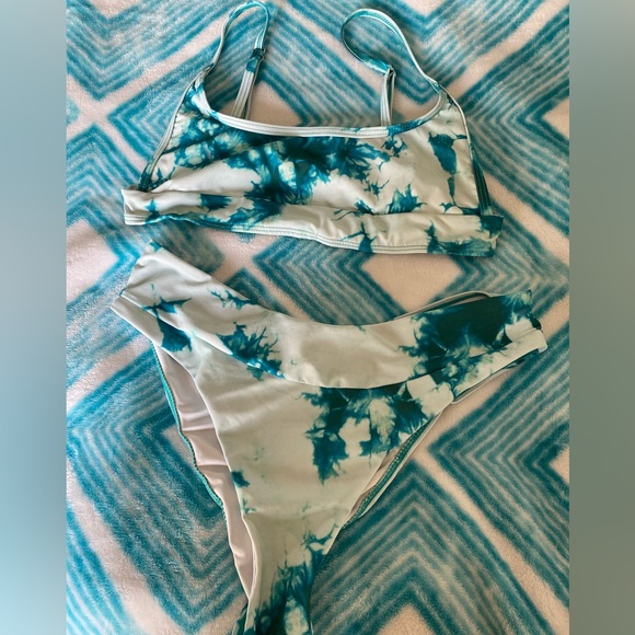 Bikini - Picture 2 of 2